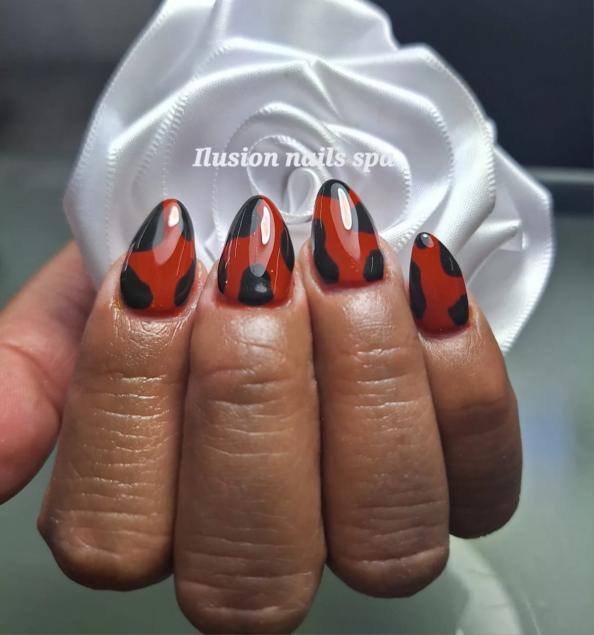 Animal print rojo y negro