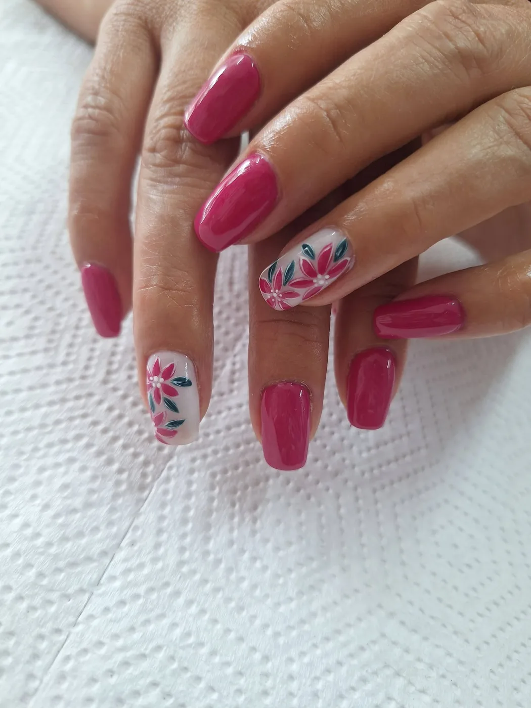 Fucsia con flores pintadas a mano