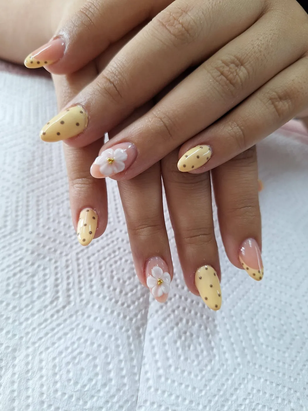 Amarillo con lunares y flor en relieve