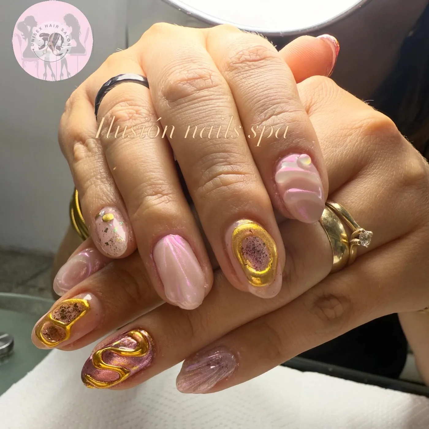 Rosa con relieves dorados