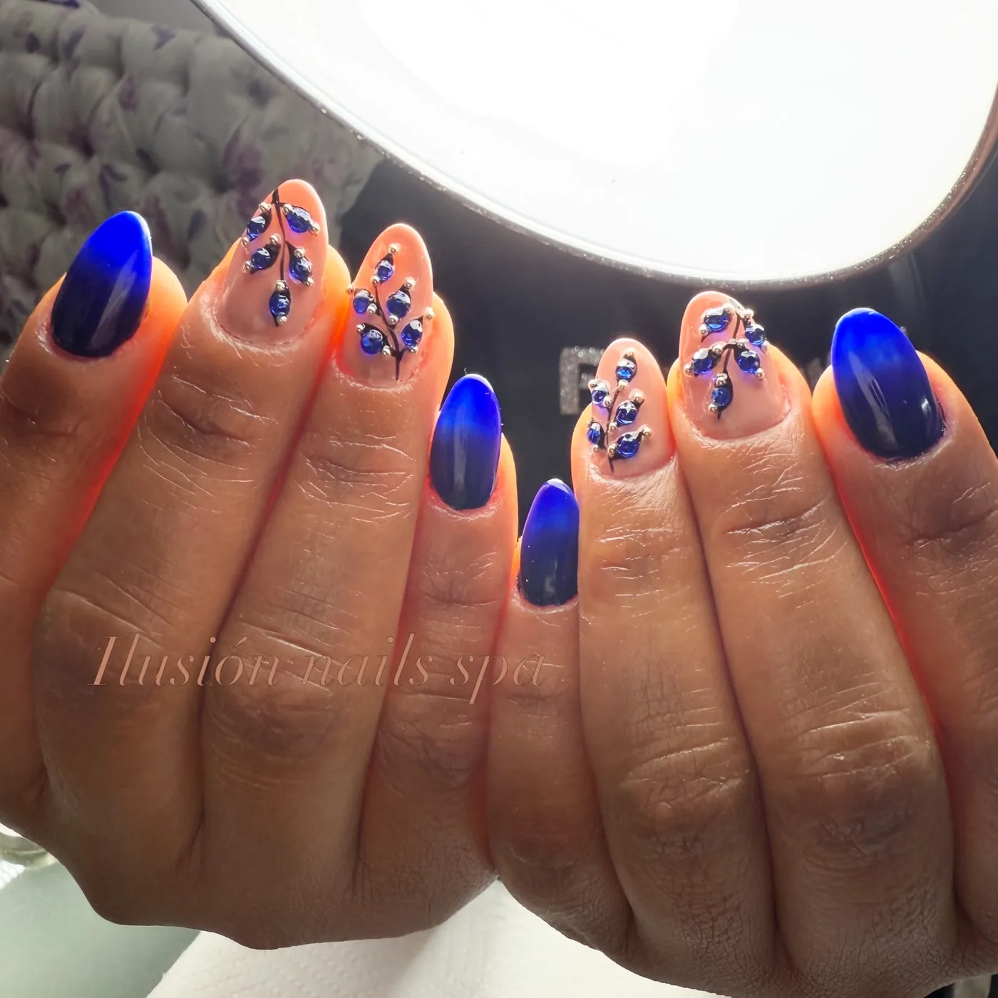Azul eléctrico con pedrería